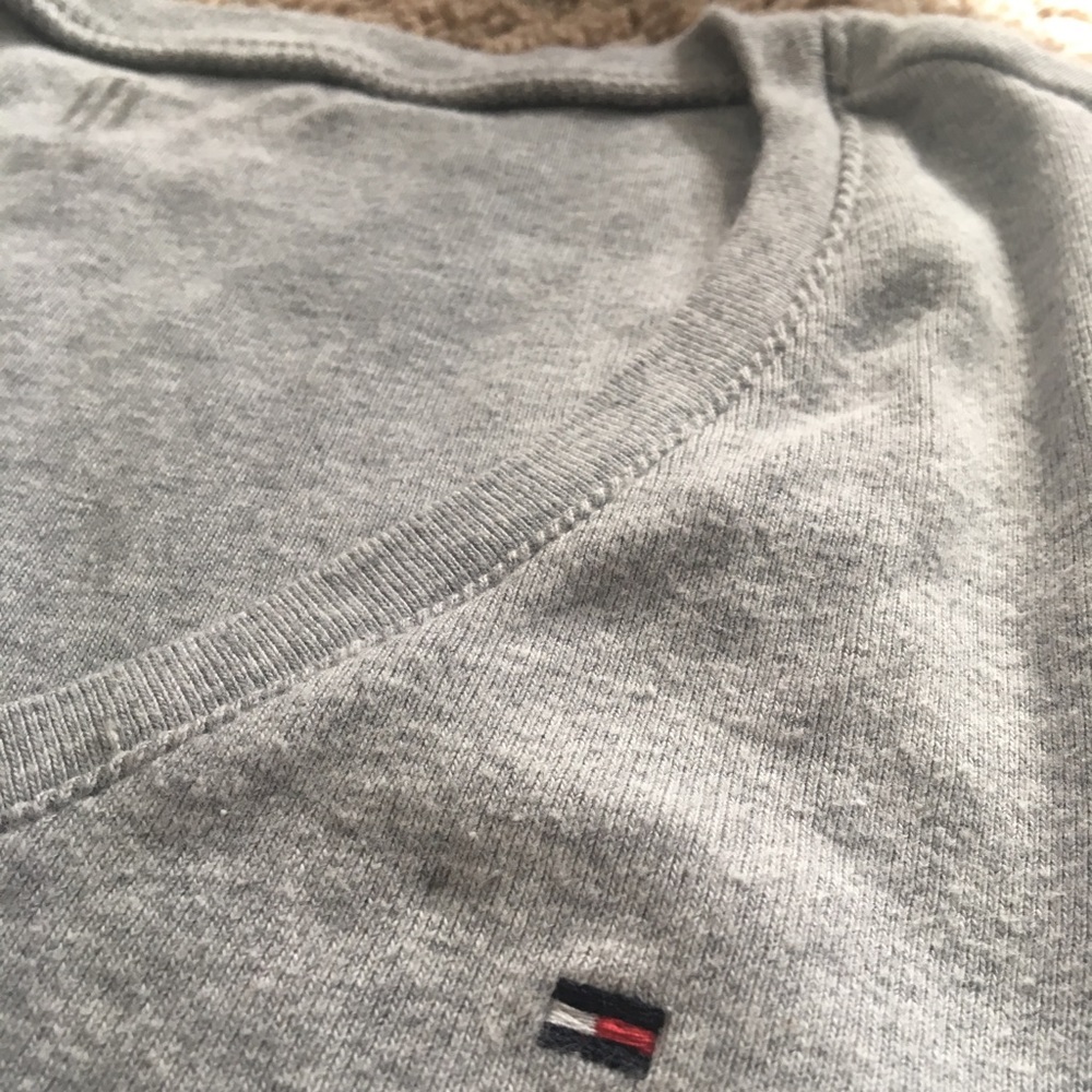 V-neck tommy hilfliger tee shirt!🌺